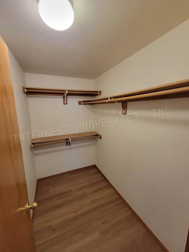 Building Photo - *1ST MONTH'S RENT FREE PROMO* SE Portland Home on A Cul-De-Sac with Garage, Yard, Fireplace and M...