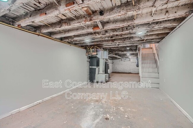 Building Photo - 2622 Llewelyn Ave