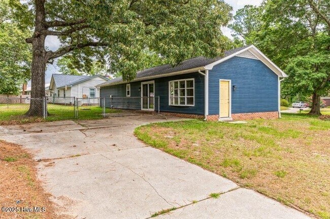 Building Photo - 210 Stillwood Dr