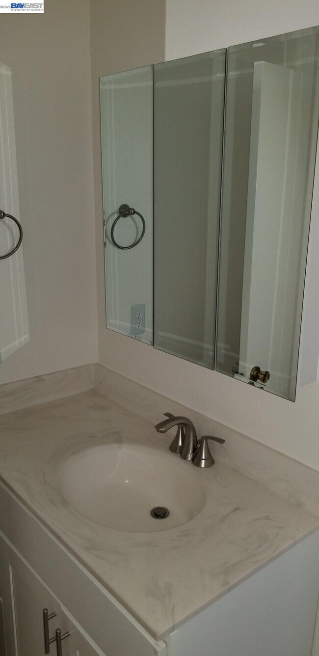 Building Photo - 6067 Inglewood Dr