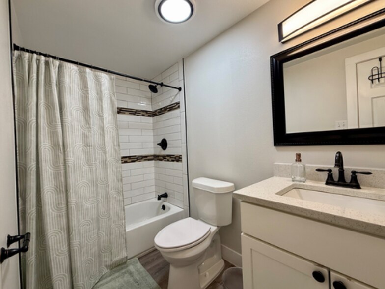 Building Photo - 9989 Dodge Dr