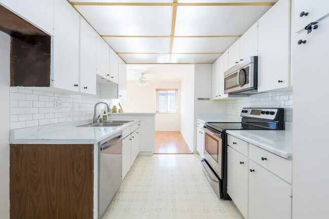 Building Photo - 5412 Lindley Ave