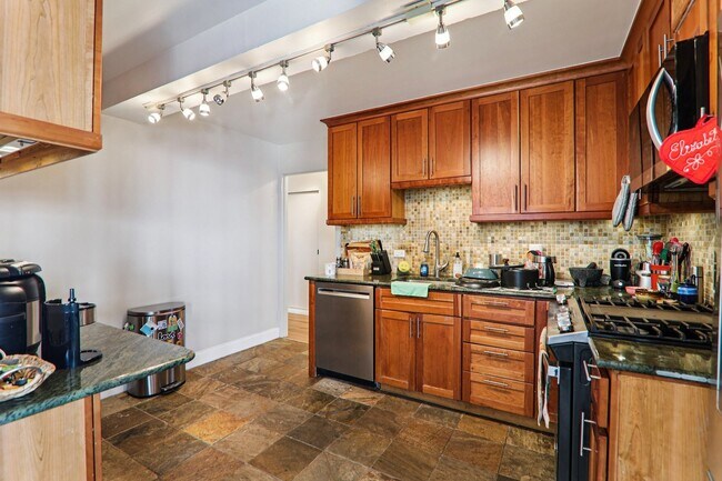 Building Photo - 5801 N Sheridan Rd