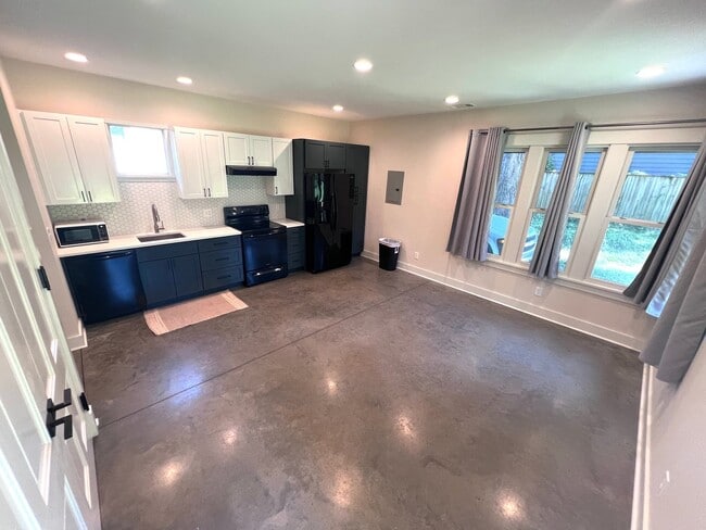 Building Photo - Simple yet tasteful living in East Nashvil...