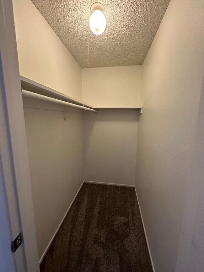 Building Photo - Cozy 2 Bedroom unit with community pool!