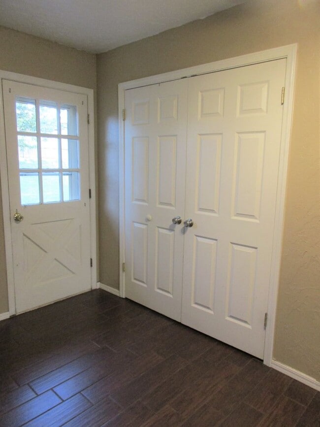 Building Photo - Move in Ready 3 or 4 bedroom