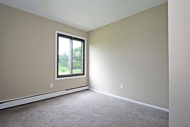 Building Photo - Spacious 3-Bed 1-Bath Condo For Rent in Ea...