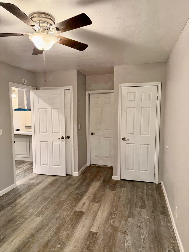 Building Photo - 972 S Hope Ave