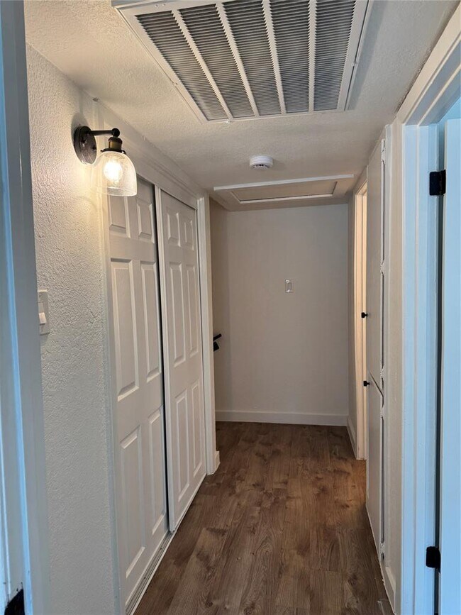 Building Photo - 2124 Burton Dr