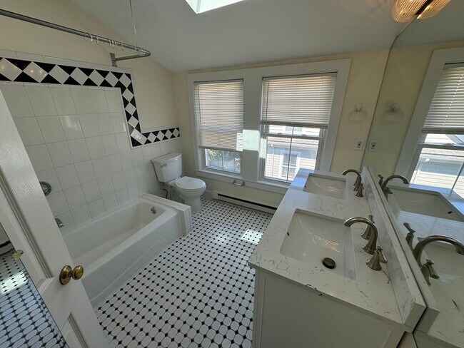 Building Photo - 8 Worcester St