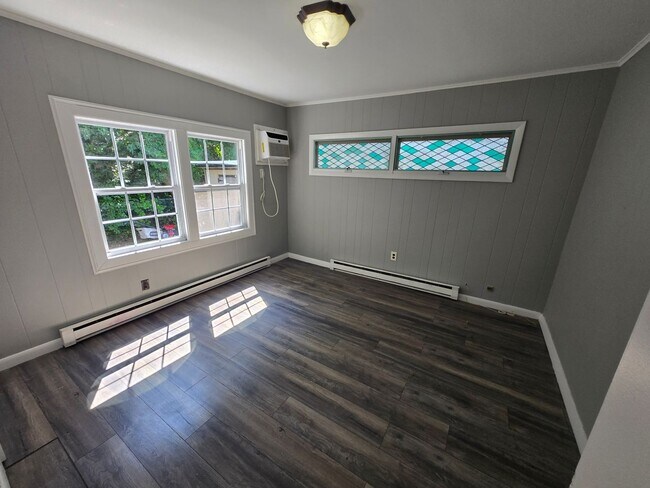 Building Photo - 4 Bd 1.5 Bath Single Family House in Hyde Park Available 12/1