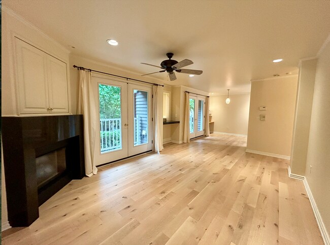 Building Photo - Madison Park Townhome