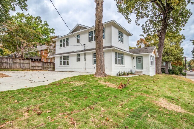 Building Photo - Elegant Midtown Memphis Single-Family Home...