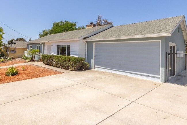 Building Photo - Refreshed Spacious 3 Bed/2 Bath Home in La Mesa!