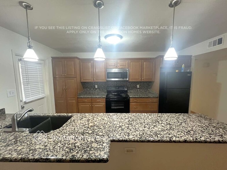 Building Photo - 1904 E Greenway Dr