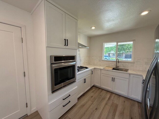 Building Photo - Updated 3-bedroom single story in Oakdale!