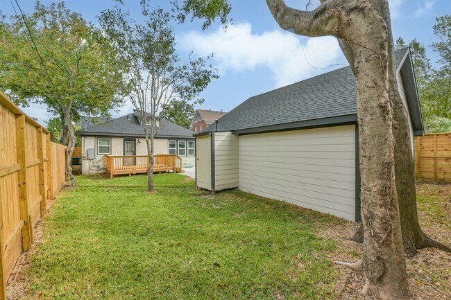 Building Photo - 2606 Oakdale St