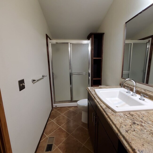 Building Photo - Pet Friendly 4 Bed / 2Bath Home w/ Garage