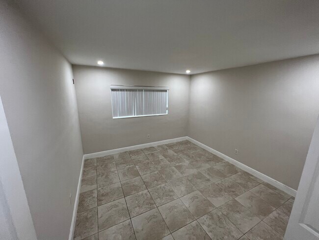 Bedroom - 11630-11640 N Bayshore Dr