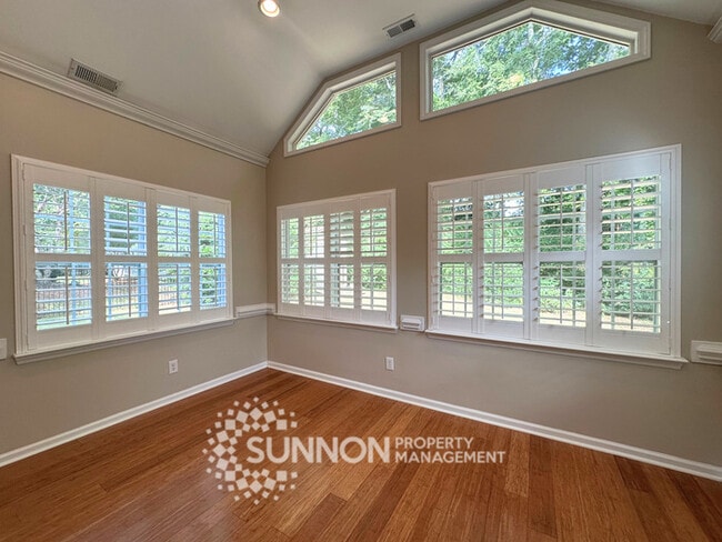 Building Photo - Charming 3-Bedroom Ranch with Sunroom & Wo...