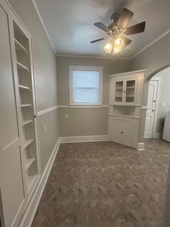 Building Photo - Quiet, Spacious 2BR/1BA