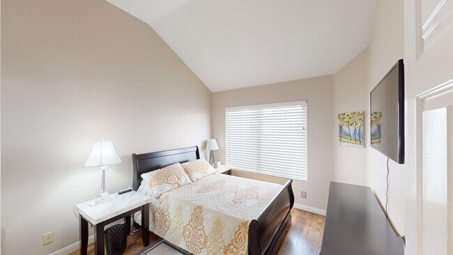 Building Photo - Spanish Trails Guard Gated Townhome!