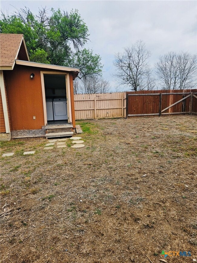 Building Photo - 104 Plains St