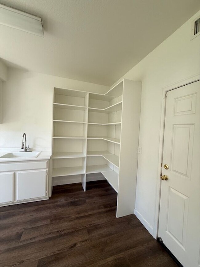 Building Photo - Very Nice 4 bedroom, 3 full bath home in much desired Lakeside neighborhood.