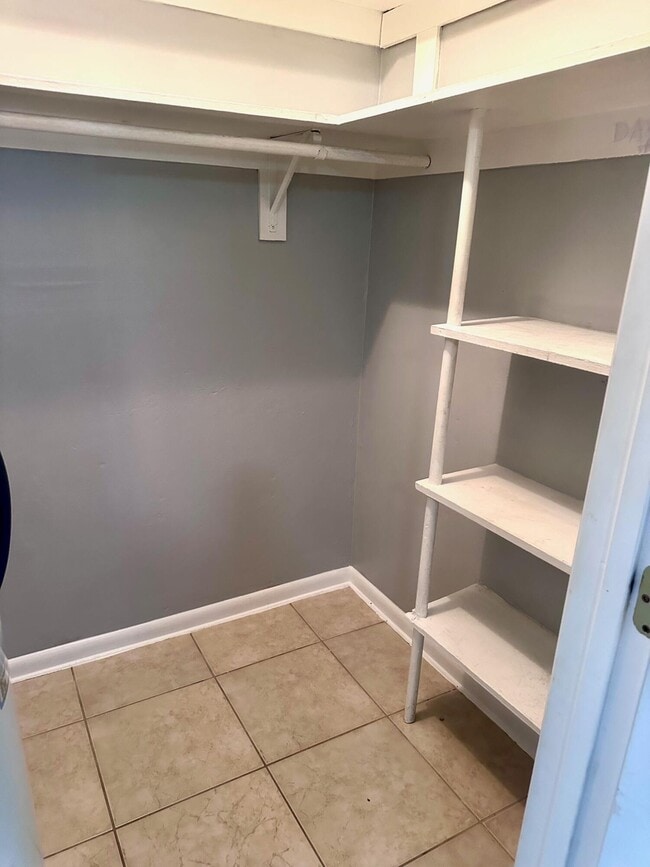 Building Photo - 9326 Sunrise Dr