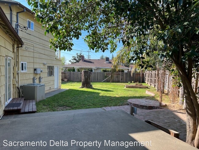 Building Photo - 5 br, 3 bath House - 1901 Walnut Ave - 105...