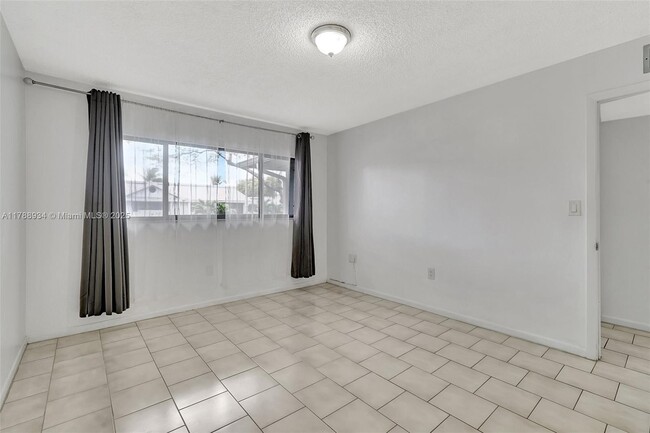 Building Photo - 825 NE 199th St