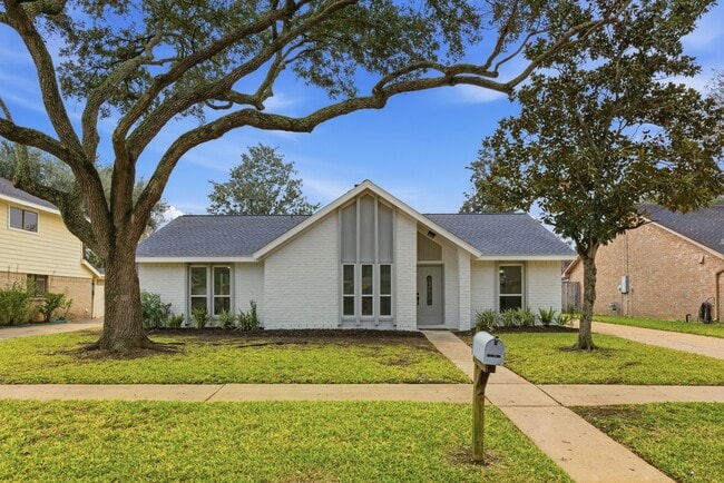 Building Photo - 2906 Colonial Dr