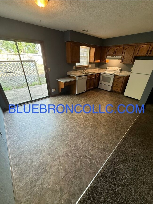 Building Photo - Spacious 2 Bedroom unit for a great price!