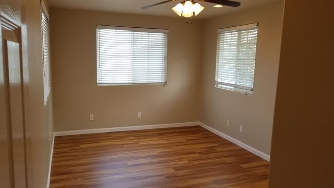 Building Photo - Pet Friendly. W&D. Great Location. 2 Parki...
