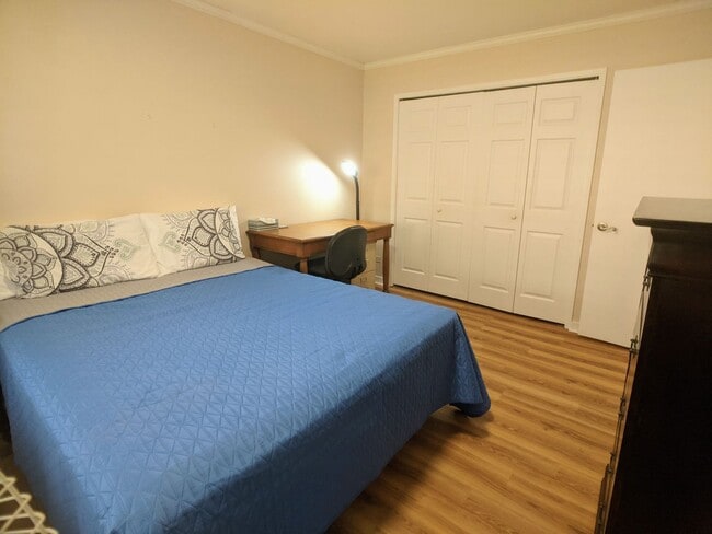 Building Photo - Fully Furnished Waialae Gardens 2 Bed/2 ba...