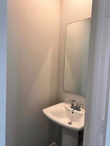 Building Photo - 900 Portina Dr