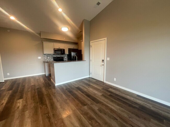 Building Photo - Lake View 1 Bedroom 1 Bath