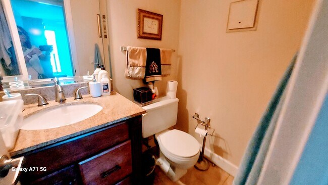 Building Photo - 2067 Ainslie Dr
