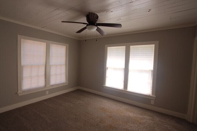 Building Photo - Top Floor-Triplex Unit in Tyler! Coming Soon!