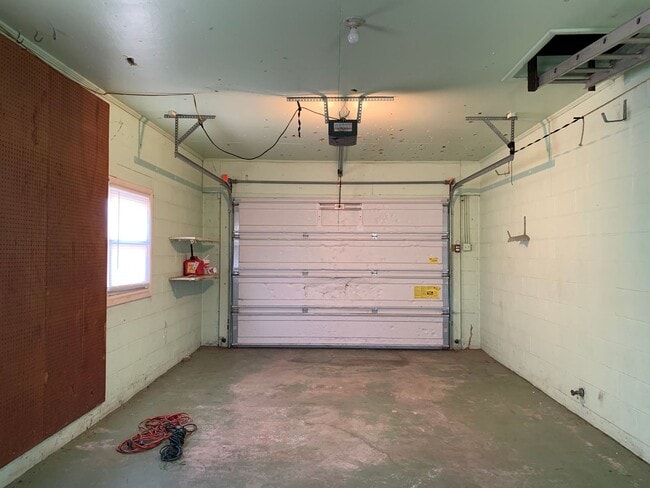 Building Photo - Move-in ready!! Bonus room that could easi...