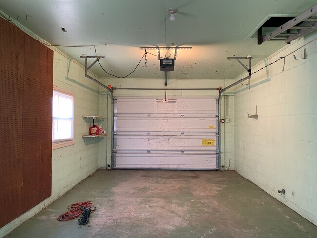 Building Photo - Move-in ready!! Bonus room that could easily be utilized as a 3rd bedroom!!