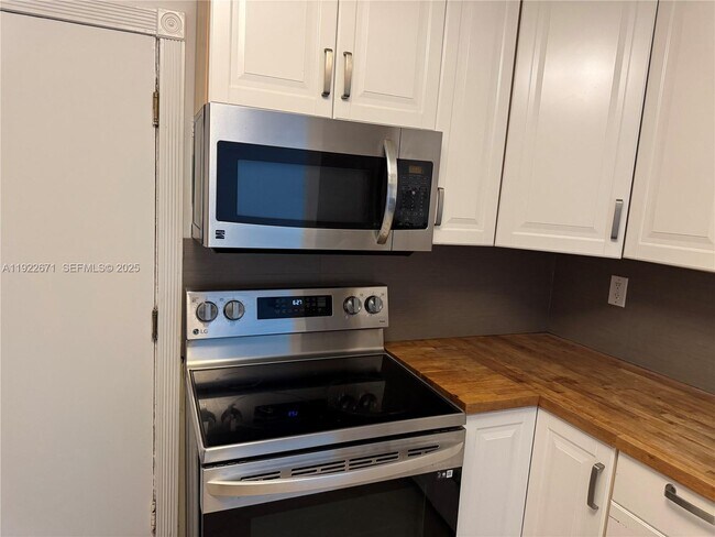 Building Photo - 9500 W Bay Harbor Dr