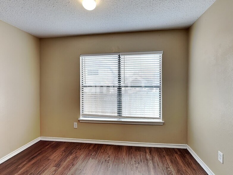 Building Photo - 1312 Greenleaf Ct