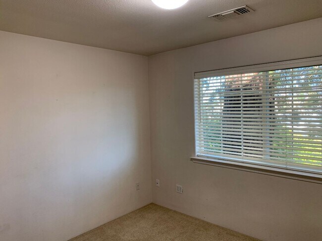 Building Photo - 640 Shadow Way