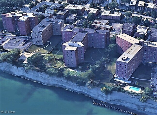 Building Photo - 11820 Edgewater Dr