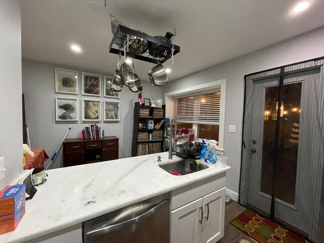 Building Photo - 1323 Dexter Ter SE