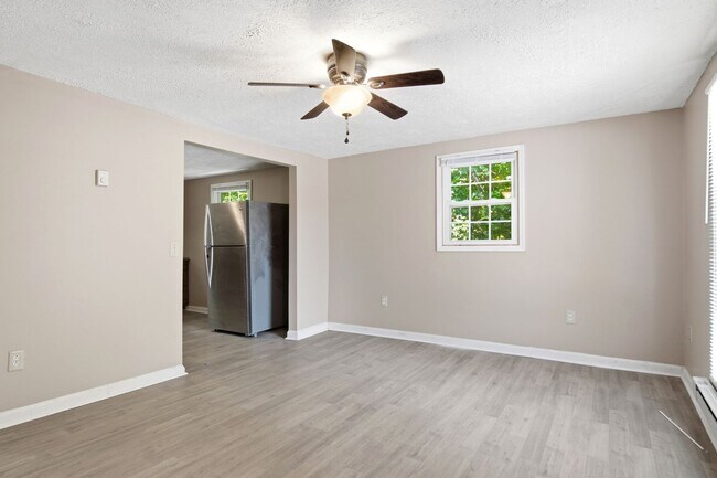 Building Photo - 2 Bed / 1 Bath. Pet Friendly. Off street parking.