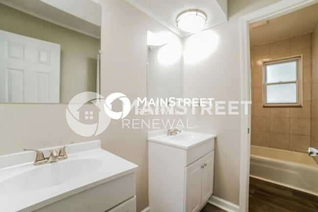 Building Photo - 3 Bedroom Pet-Friendly Home in BLUE SPRING...