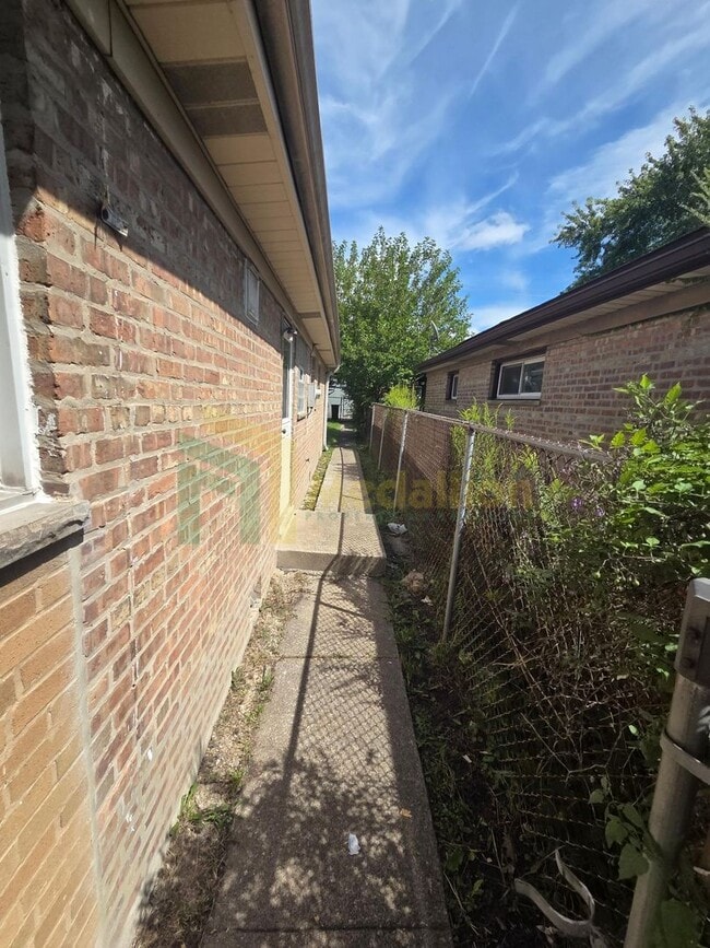 Building Photo - Spacious 3BR/1BA Home with Modern Upgrades