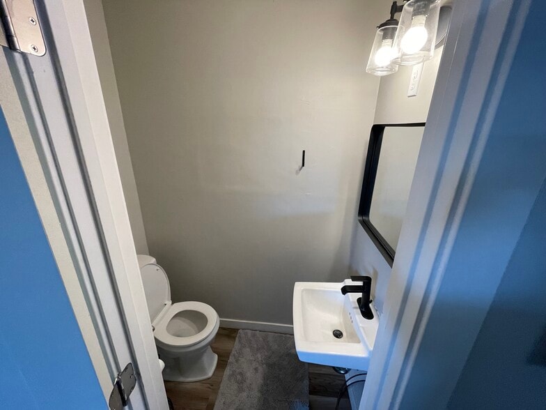 Building Photo - 640 S Sunset Dr